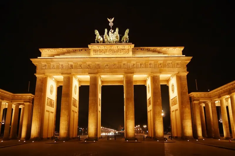 Brandenburger Tor und Berliner Innenstadt am Abend