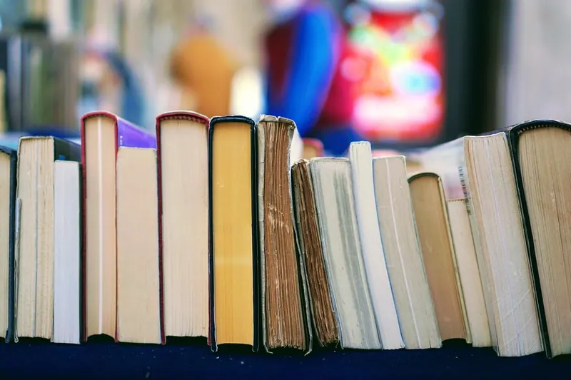 Bücherstapel auf einem Schreibtisch