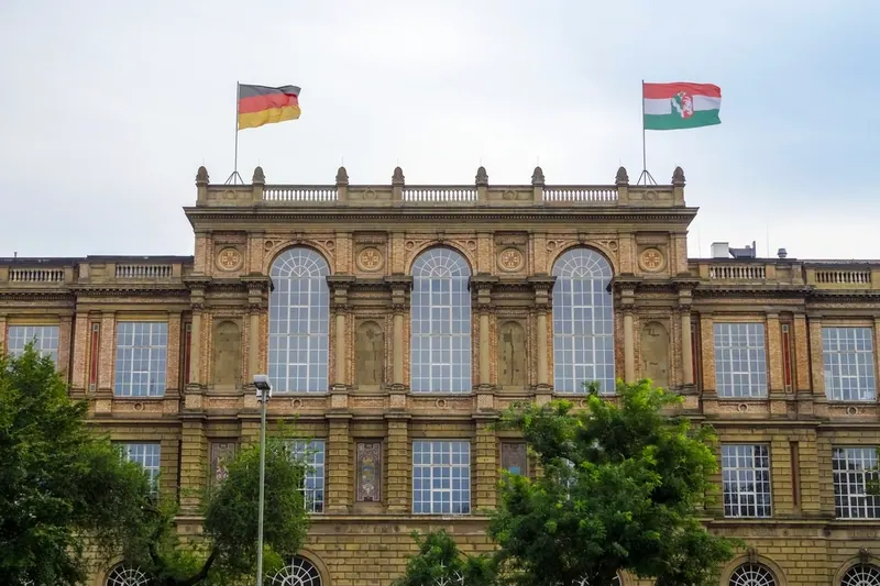 Historisches Hochschulgebäude mit Innenhof