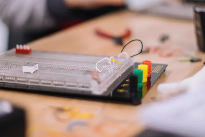 Leeres Klassenzimmer mit Tischen