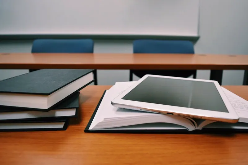 Leeres Klassenzimmer mit Tischen und Tafel