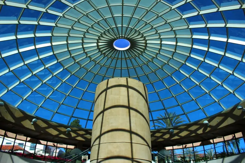 Moderner Campus mit Glasgebäude