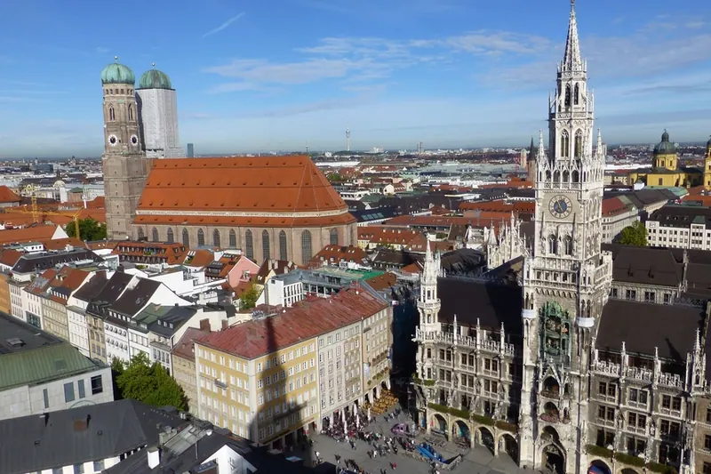 München mit Frauenkirche und Blick Richtung Alpen