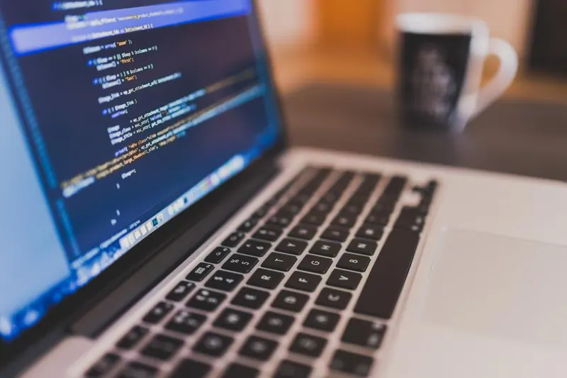Programmcode auf einem Laptop