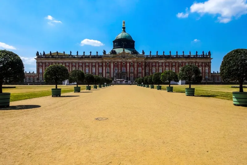 Schloss Sanssouci mit Gartenanlage in Potsdam